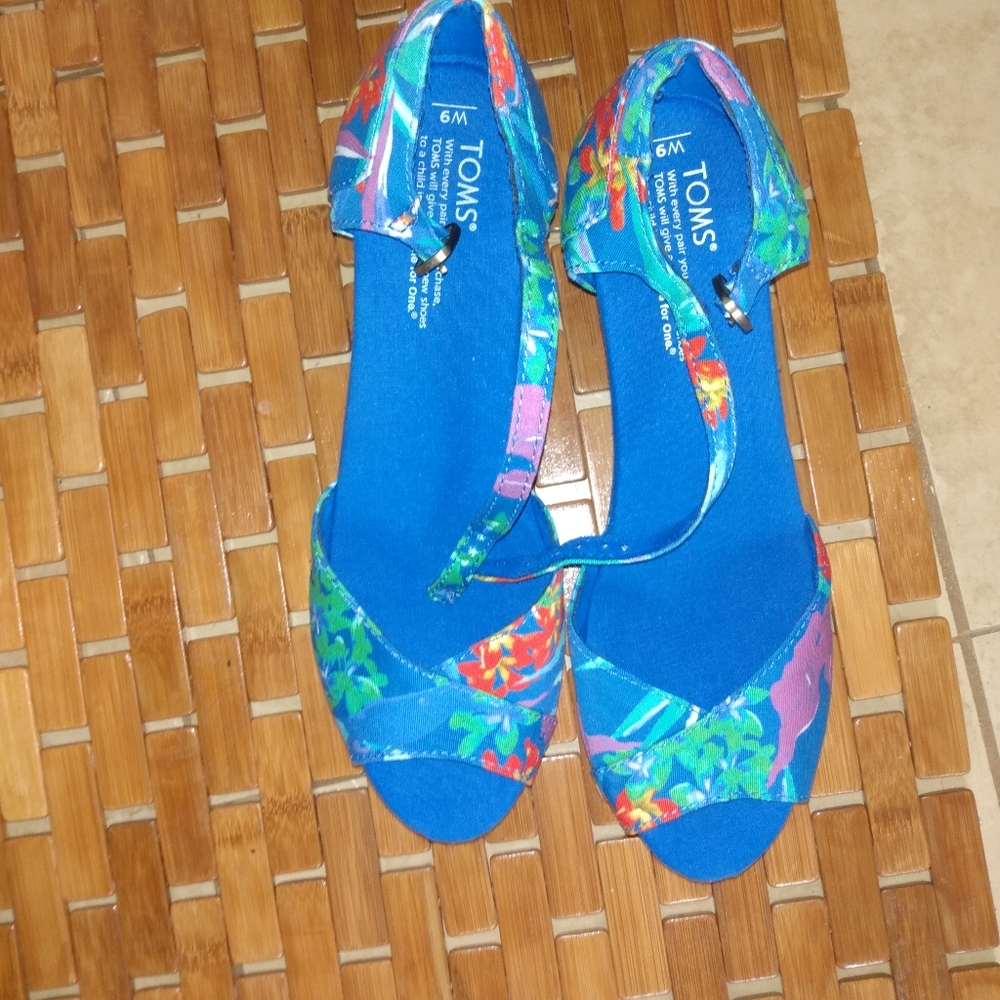 Tom's wedge sandals
